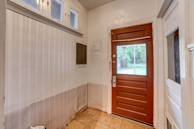 Building Photo - 2 Bed / 1.5 Bath in Midtown close to Utica...