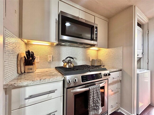 Building Photo - 1106 W 6th St