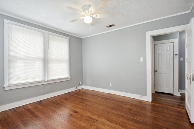 Building Photo - Large 2BR/1BA Downtown Savannah Home For Rent