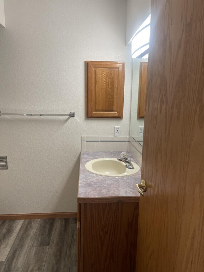 Building Photo - 1107 Hawkeye St