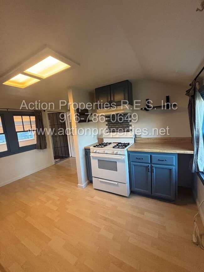 Building Photo - Central Roseville, 1 Bed, 1 Ba, Wall Air, Large Living Room, Bedroom Downstairs, Large Deck great...