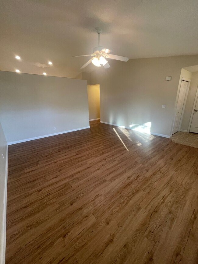 Building Photo - Convieniently located charming three bedroom duplex with modern updates!