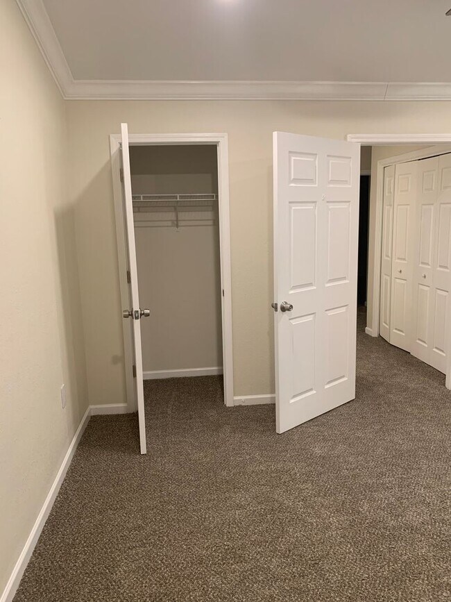 Building Photo - Enjoy this beautifully updated 3 Bed/2.5 Bath Townhome  **Military Discount Available**50% OFF 1s...