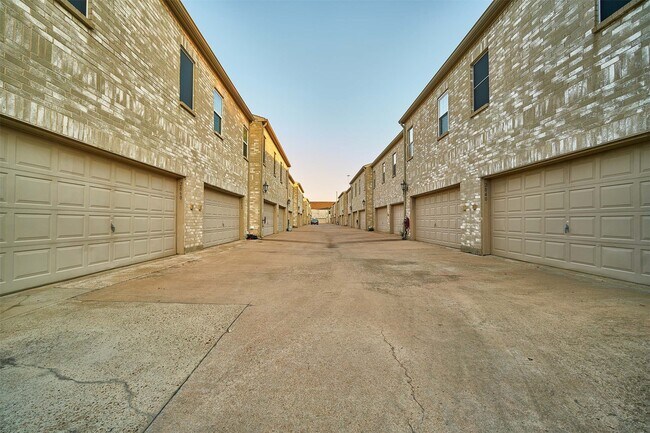 Building Photo - 2816 Holly Hall St