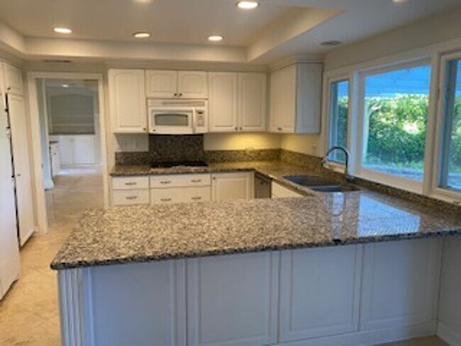 Building Photo - Elegant 4 bedroom, 3 bath large home locat...