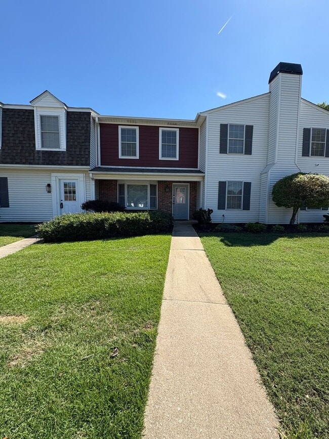 Building Photo - Lovely 2 bedroom 1.5 Bath