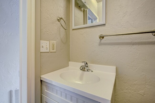 Building Photo - Cozy Efficiency Apartment Minutes from OU Campus