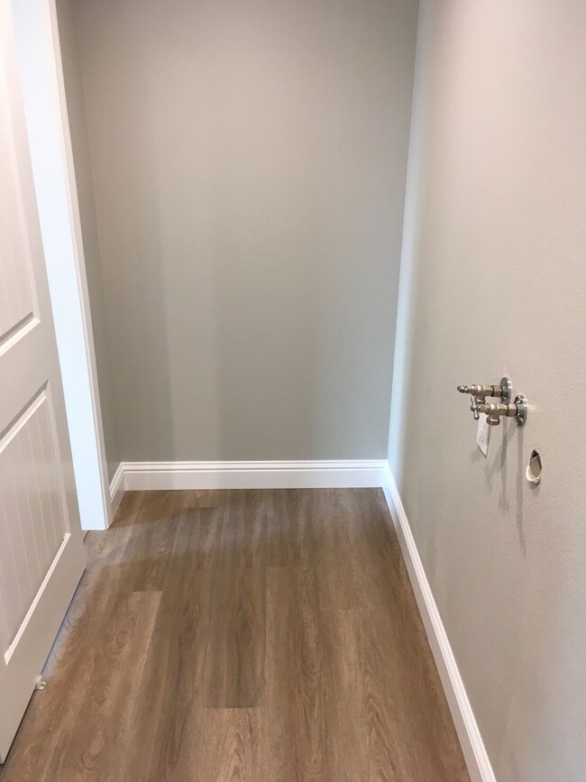 Building Photo - 4 Bedroom West Redding Townhome