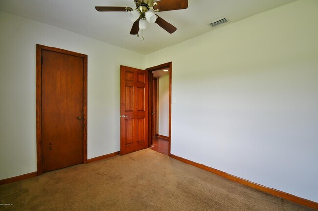 Building Photo - 2101 Maple Leaf Dr E