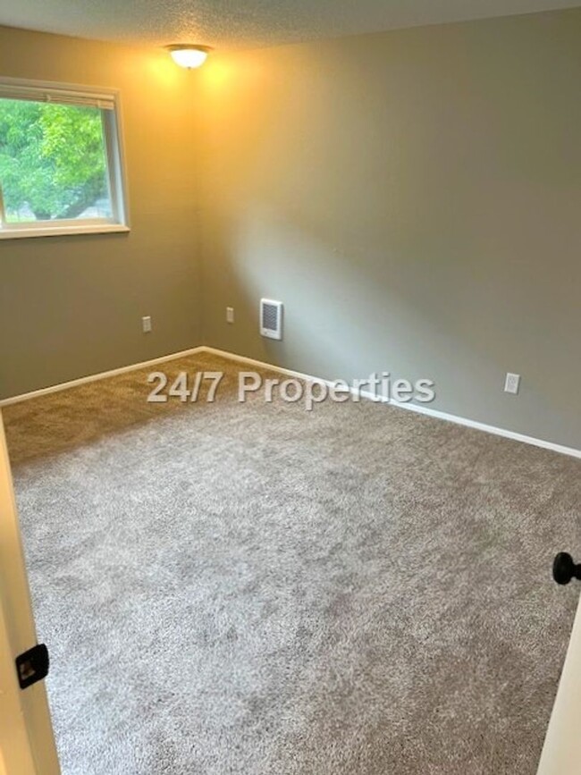 Building Photo - Fully Remodeled - 3BD I 2BA NE PDX HOME