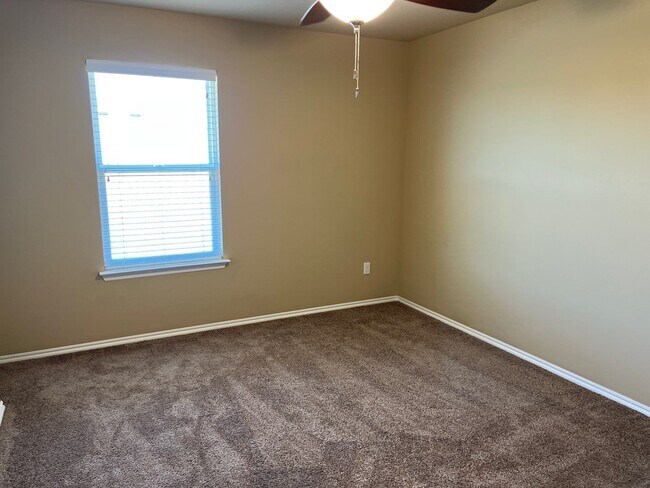 Building Photo - Available Now! - 3 bedrooms 2.5 bath