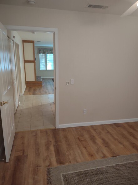 Building Photo - 1061 Mountain View Dr
