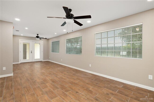 Building Photo - 15 Palm Valley Dr E