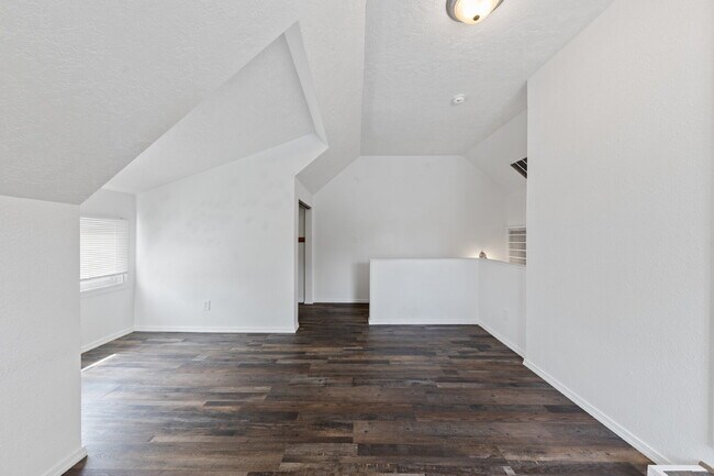 Building Photo - 2 Bedroom 2 Bathroom on College Street!