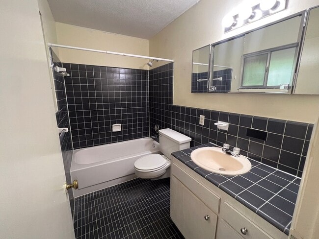 Building Photo - Pet Friendly 4BR/3BA Bedroom House - Available Mid-June!