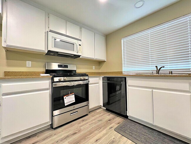 Building Photo - 2826 San Ramon Dr