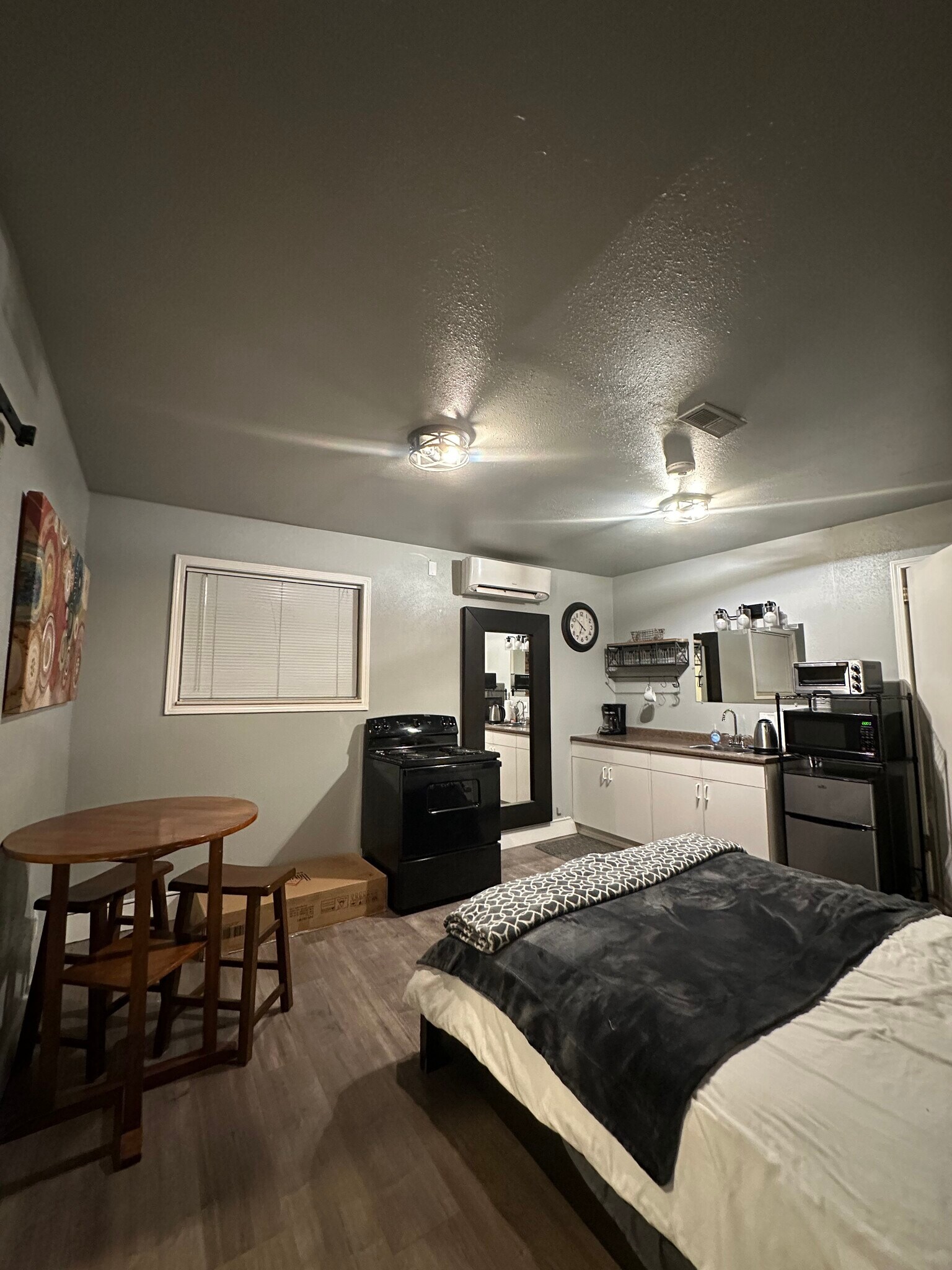 Living Room/Kitchen - 903 W Linden St