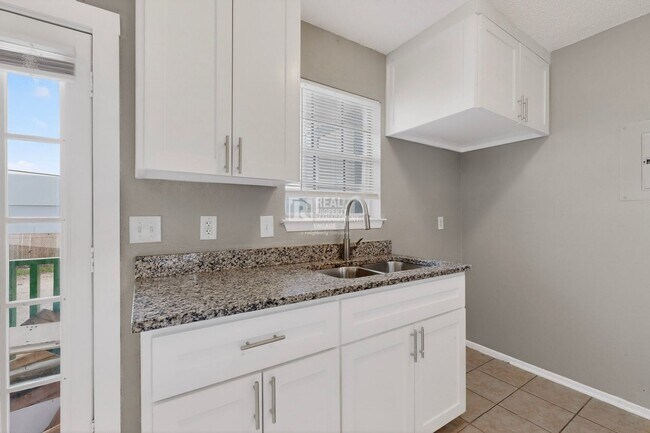 Building Photo - 8024 Cambridge Cir