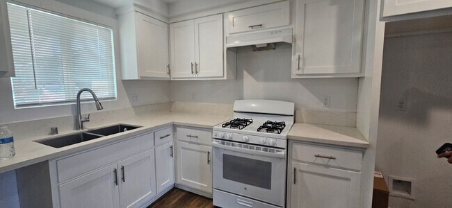 Building Photo - 211 W 43rd St