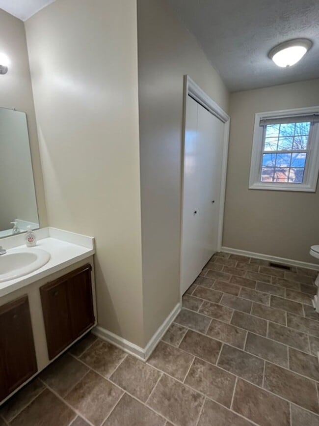 Building Photo - 201 S Glencove Ave