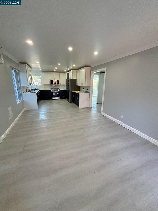 Building Photo - 4554 Lakeshore Dr