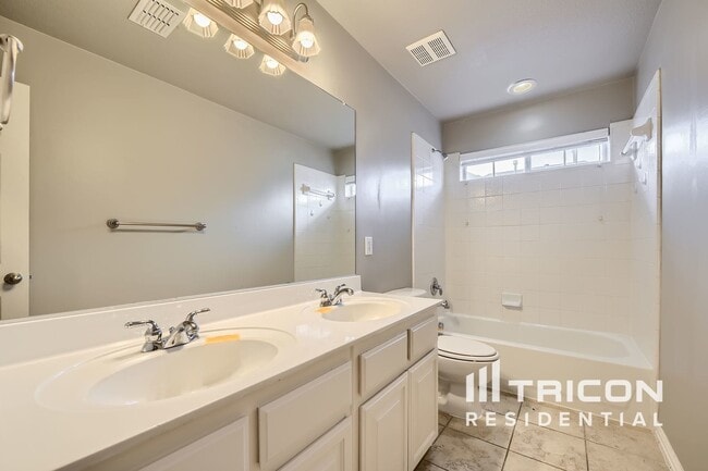 Building Photo - 2785 Greenway Dr