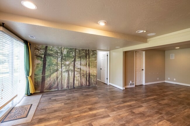 Building Photo - Large corner lot home in desirable Woodland Heights.