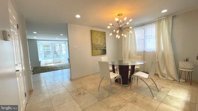 Building Photo - 324 Avon St