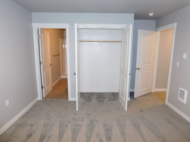 Building Photo - 2Bd/2Ba 2nd Story Apartment Unit - Availab...