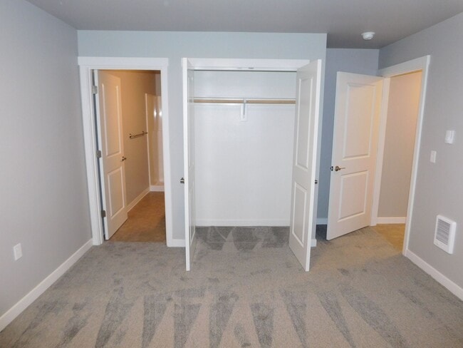 Building Photo - 2Bd/2Ba 2nd Story Apartment Unit - Available Now!