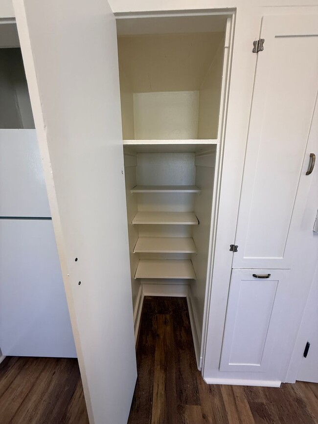 Building Photo - 2 Bedroom, 1 bathroom second floor apartme...