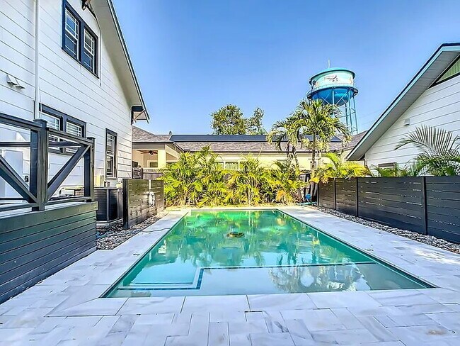 Building Photo - Fully Furnished St. Pete Pool Home Near Crescent Lake