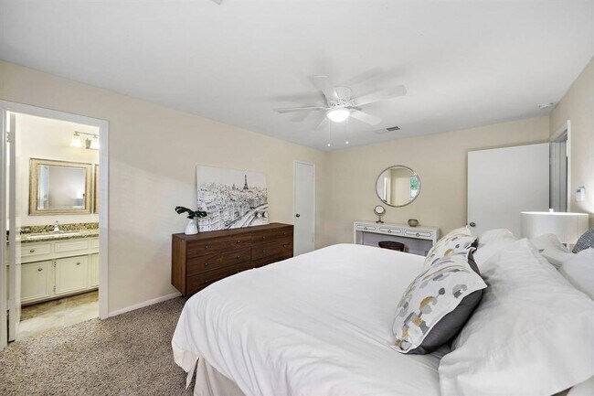 Building Photo - 9715 Lawngate Dr