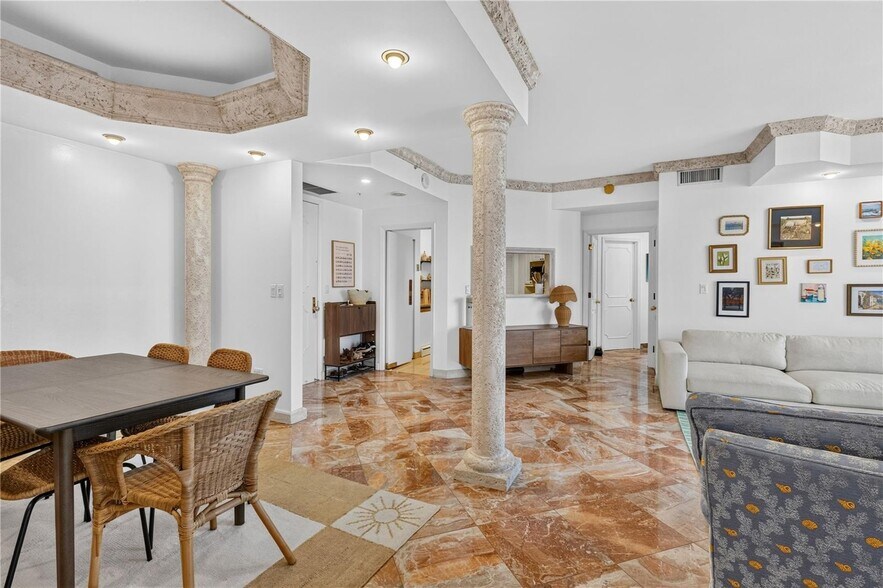 Building Photo - 888 Brickell Key Dr
