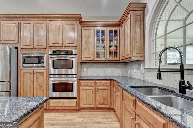Building Photo - 8910 Pinehurst Cove