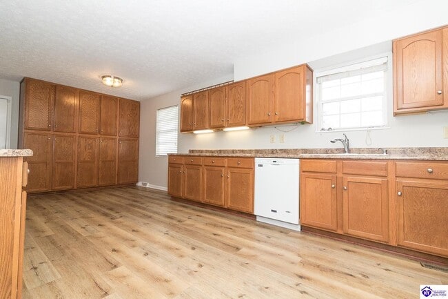 Building Photo - 214 Eagle Way