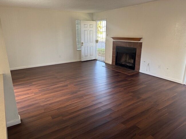 Building Photo - 2 bed 2 bath with 2 car garage