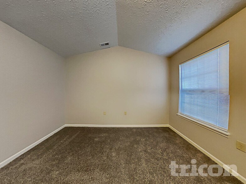Building Photo - 910 Claiborne Ln