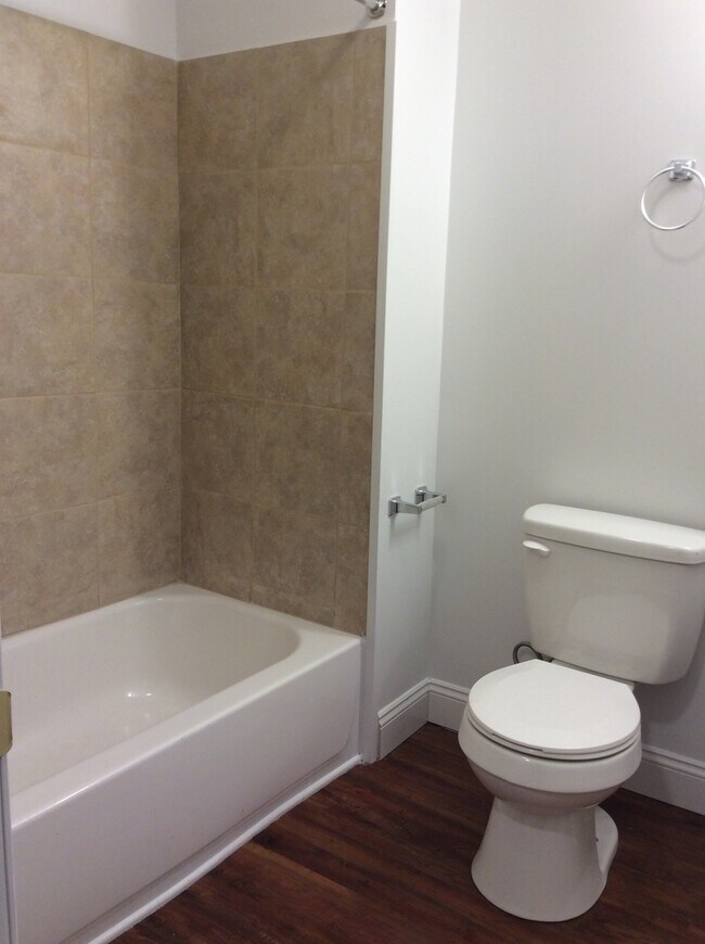 Building Photo - First Floor 1 Bedroom in East End of York City