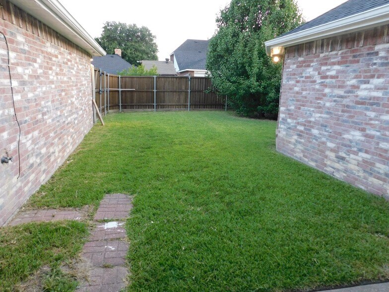 Building Photo - 624 Elm Falls Pl