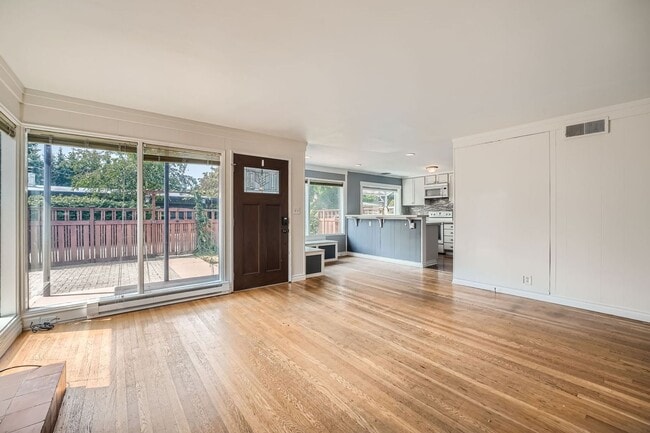 Building Photo - Ideally Located 3 Bed 2 Bath Lake Forest P...
