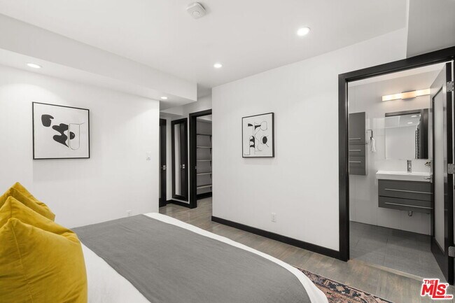 Building Photo - 28207 Laura La Plante Dr