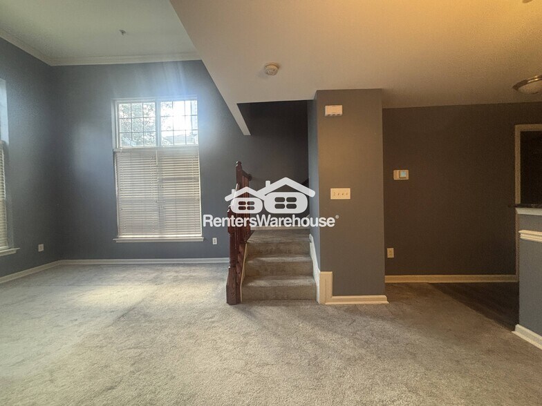 Building Photo - 923 Pine Forest Ln