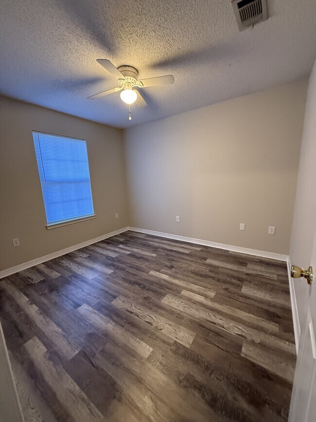 Building Photo - 192 Mary Ln