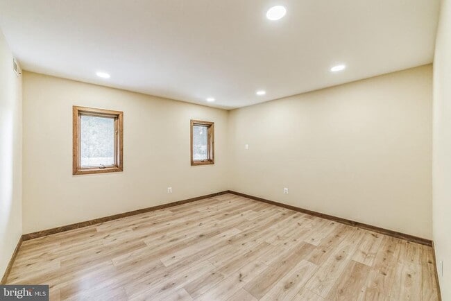 Building Photo - 468 Long Ln