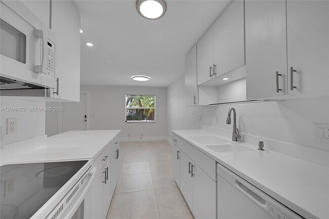 Building Photo - 810 SW 12th Ct