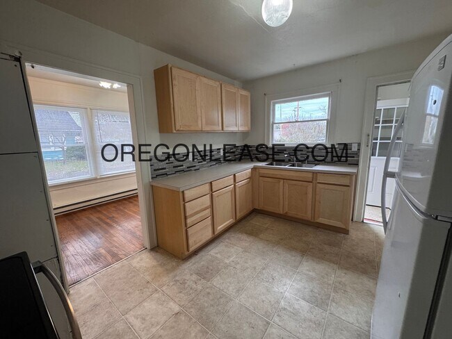 Building Photo - 2bedroom 1 bath downtown Eugene Home