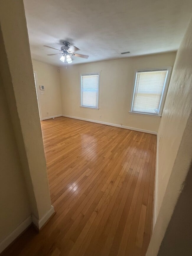 Building Photo - Cozy 2 Bed home Available Now!