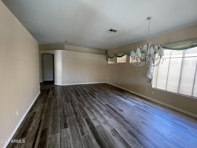 Building Photo - 901 W Oriole Way