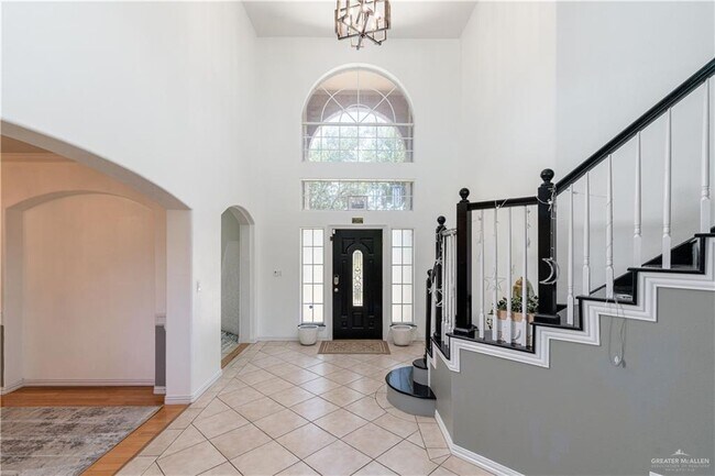 Building Photo - 31 El Jardin St